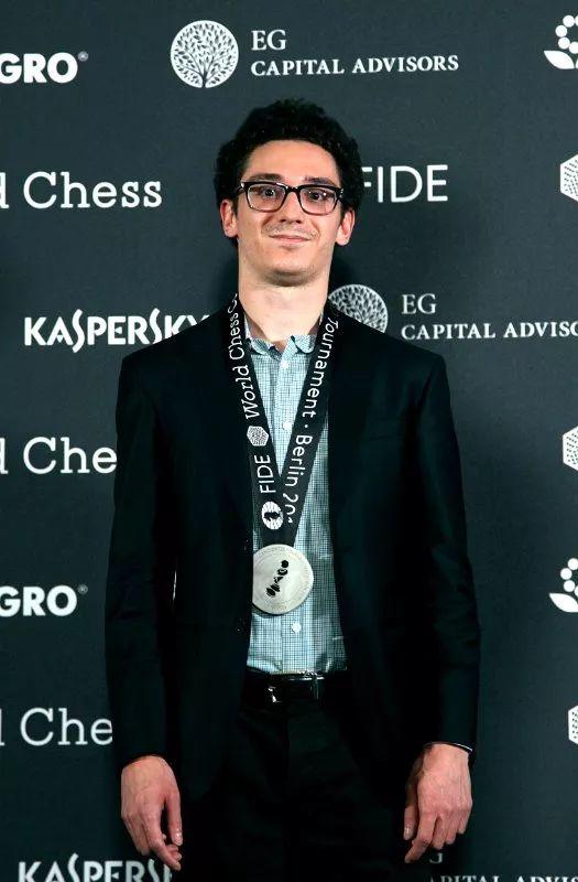 卡鲁阿纳获棋王挑战赛资格，天才的成功离不开父母的支持！