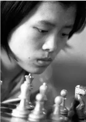 一组国象大师童年珍藏照被疯传，你猜猜他们是谁？第16张的他真酷...