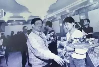 一组国象大师童年珍藏照被疯传，你猜猜他们是谁？第16张的他真酷...