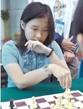 一组国象大师童年珍藏照被疯传，你猜猜他们是谁？第16张的他真酷...