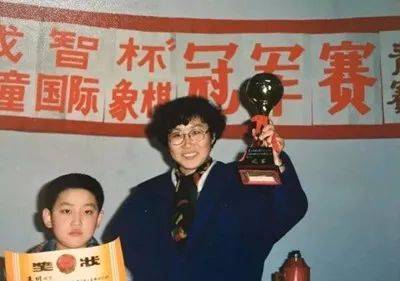 一组国象大师童年珍藏照被疯传，你猜猜他们是谁？第16张的他真酷...